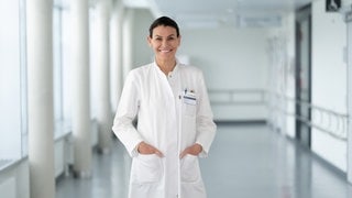 Medizinerin Marion Kiechle steht im Arztkittel in einem Krankenhausflur. In SWR1 Leute spricht sie über Gesundheit von Frauen und insbesondere die Wechseljahre.