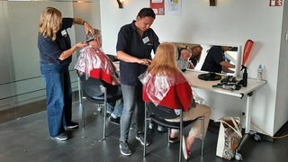 Seniorinnen bekommen bei einer Aktion der Malteser in Bietigheim-Bissingen kostenfrei die Haare geschnitten.