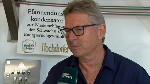 Eberhard Haizmann, Geschäftsführer Hochdorfer Kronenbrauerei, steht in der Produktion.