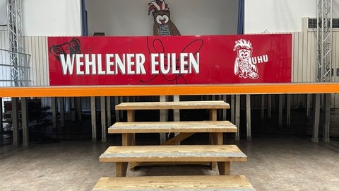 Die Bühne in der Turnhalle in Wehlen. 