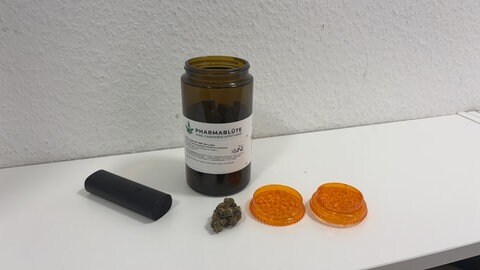 Die Cannabisblüte zerreibt der Patient mit dem Mörser (rechts). In den Vaporisator (links) werden dann wenige Gramm der zerriebenen Cannabisblüten gestreut und verdampft. 