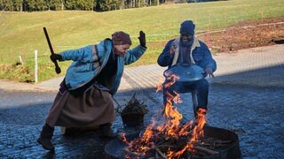 Lioba tanzt, Tayo spielt Handpan am Lagerfeuer hinter dem Fallerhof