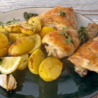 Marinierte Hähnchenschenkel auf Rosmarin-Kartoffeln