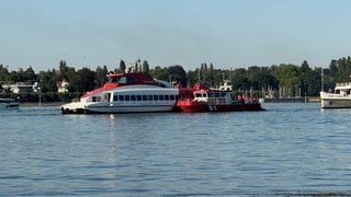Katamaran schwimmt wieder frei im Wasser bei Konstanz.