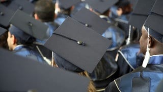Eine Gruppe Studierender bei ihrer akademischen Abschlussfeier. Der Drang zur Perfektion belastet junge Menschen massiv. Forschende haben in einer neuen Studie steigende Versagensängste belegt und fordern Gegenmaßnahmen.