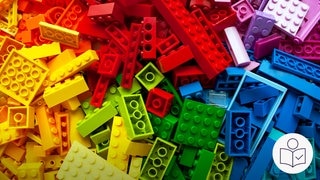 Bunte Bausteine von Lego auf einem Haufen. In Speyer eröffnet im Oktober eine Ausstellung zu Lego. Rechts das SWR Logo für Leichte Sprache.