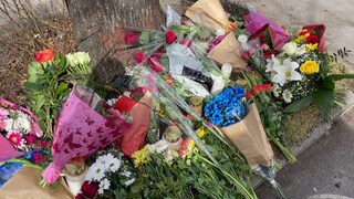 Blumen und Kerzen liegen am Unfallort in Ludwigsburg. Hier wurden am vergangenen Donnerstag zwei unbeteiligte Frauen getötet, nachdem ein Teilnehmer eines mutmaßlich illegalen Autorennens ihr Fahrzeug mit überhöhter Geschwindigkeit erfasste.