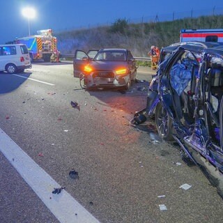 Mehrere beschädigte Autos stehen nach einem Unfall auf der A6 bei Sinsheim auf der Fahrbahn.