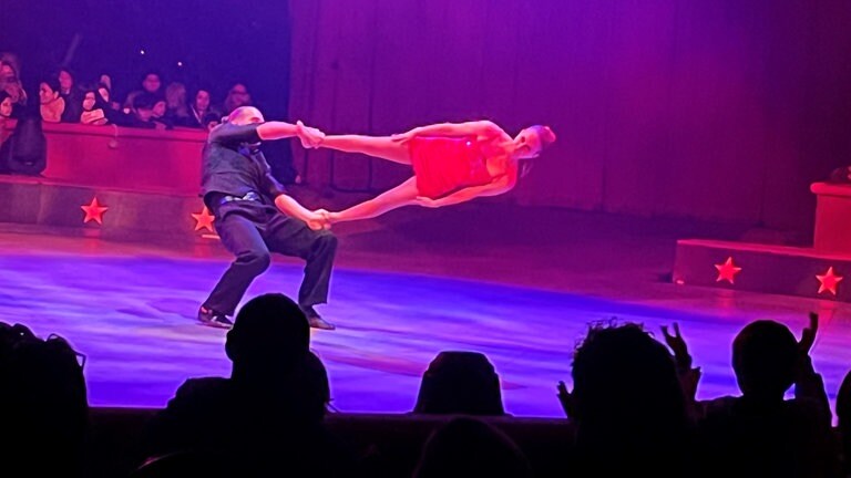 Das "Duo Laos" beim Weltweihnachtscircus 2024
