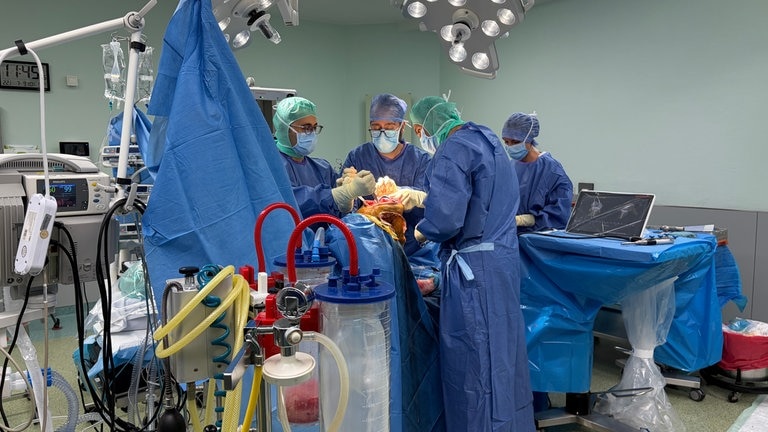 Das Team um den Chefarzt der orthopädischen Chirurgie Bassam Qasem ist eingespielt. Jeder weiß, was er zu tun hat. 