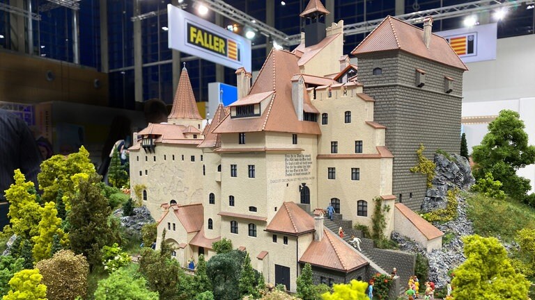 Firma Faller: Das Schloß Bran der Firma Faller ist für Hagen von Ortloff die herausragende Entwicklungen dieser Messe.