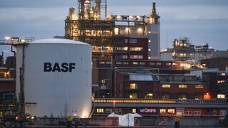 Ein Teil einer Fabrikanlage der BASF in der Dämmerung.