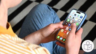 Ein Jugendlicher hält sein Handy in der Hand. Man sieht viele bunte App-Symbole. Rechts das SWR Logo für Leichte Sprache.  