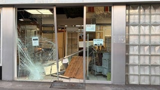 Beschädigter Eingang zu einem Waffengeschäft in Kreuzlingen nach Diebe mit dem Auto dagegen gefahren sind.