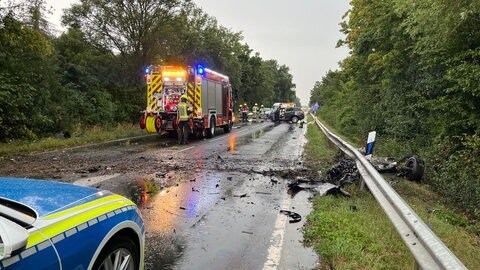 Unfallstelle auf der Landstraße bei Worms: Der Fahre des Jaguar-SUV stand wahrscheinlich unter Drogen. 