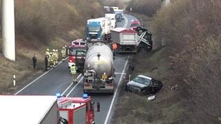 Unfallstelle auf der B262 Mendig - Kottenheim: Zwei Lastwagen und ein Pkw waren an dem Unfall beteiligt.