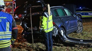 Bei einem schweren Verkehrsunfall auf der Bundesstraße 27 bei Hechingen (Zollernalbkreis) sind sieben Menschen verletzt worden, darunter auch Kinder.
