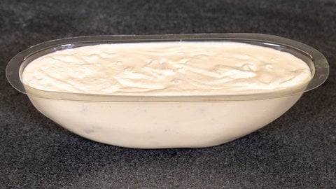 Stollenparfait, das Dessert zum Weihnachtsmenü: Eine Auflaufform ist mit dem Parfait gefüllt.