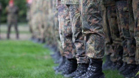 Soldat*innen der Bundeswehr stehen in Reih und Glied