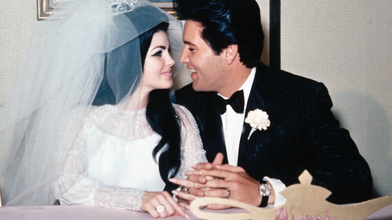 Elivs und Presley bei ihrer Hochzeit in Las Vegas