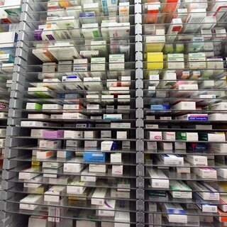 Darf die Drogeriemarktkette dm aus Tschechien rezeptfreie Medikamente nach Deutschland verkaufen? Darüber muss das Karlsruher Landgericht entscheiden.