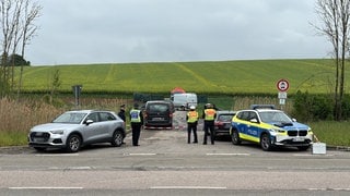 Bei Bad Rappenau (Kreis Heilbronn) hat ein Passant am Donnerstagmorgen eine tote Frau in einem Auto gefunden.