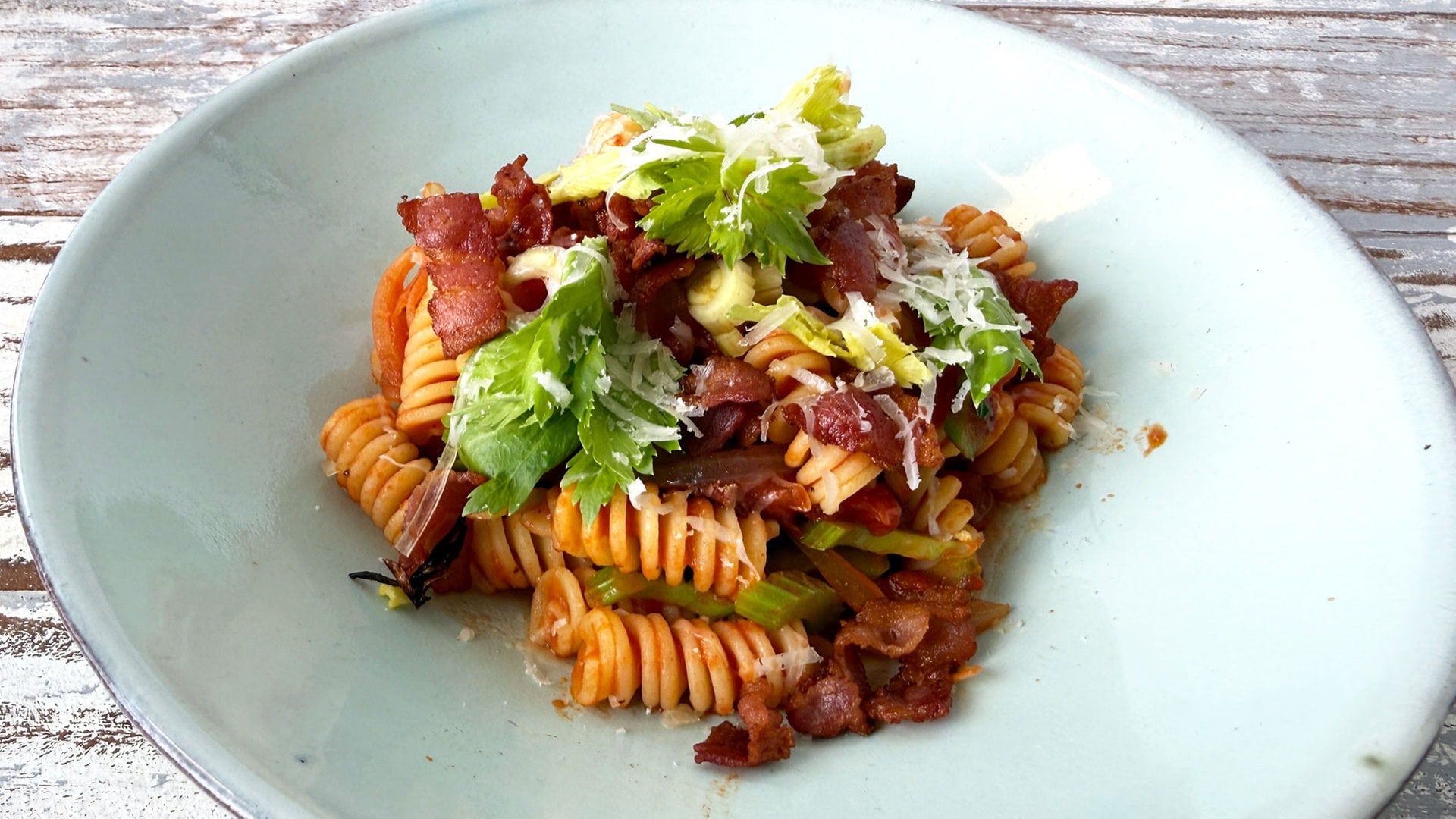 Pasta mit geschmortem Staudensellerie in Tomatensoße