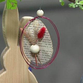 Osterei-Anhänger aus alten Büchern und Trockenblumen