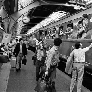 Italienische Gastarbeiter besteigen am Hauptbahnhof Zürich den bereits überfüllten Sonderzug.