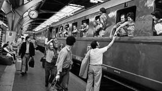 Italienische Gastarbeiter besteigen am Hauptbahnhof Zürich den bereits überfüllten Sonderzug.