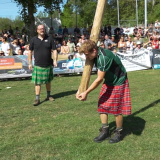 Baumstammweitwurf bei den Traufgames in Albstadt-Pfeffingen