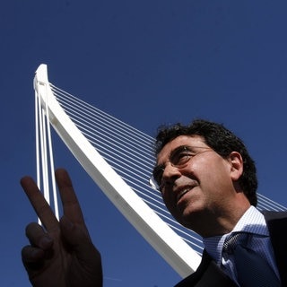 Architekt Santiago Calatrava vor der Puente de l'or in der Ciutat de les Arts i les Ciències in Valencia.