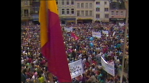 6.000 Menschen gingen im Mai in Trier gegen das Atomkraftwerk Cattenom auf die Straße. So viele wie nie zuvor in der Nachkriegsgeschichte, berichtete damals das SWR-Fernsehen.