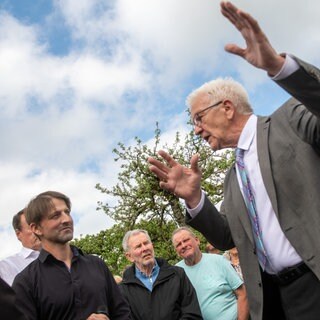 Baden-Württembergs Ministerpräsident Winfried Kretschmann diskutiert mit Landwirten über ein geplantes Biosphärengebiet.