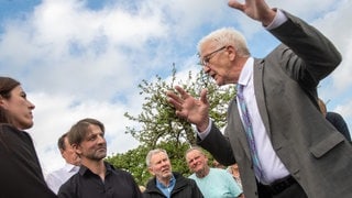 Baden-Württembergs Ministerpräsident Winfried Kretschmann diskutiert mit Landwirten über ein geplantes Biosphärengebiet.