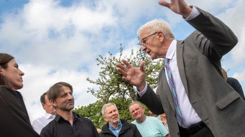 Baden-Württembergs Ministerpräsident Winfried Kretschmann diskutiert mit Landwirten über ein geplantes Biosphärengebiet.