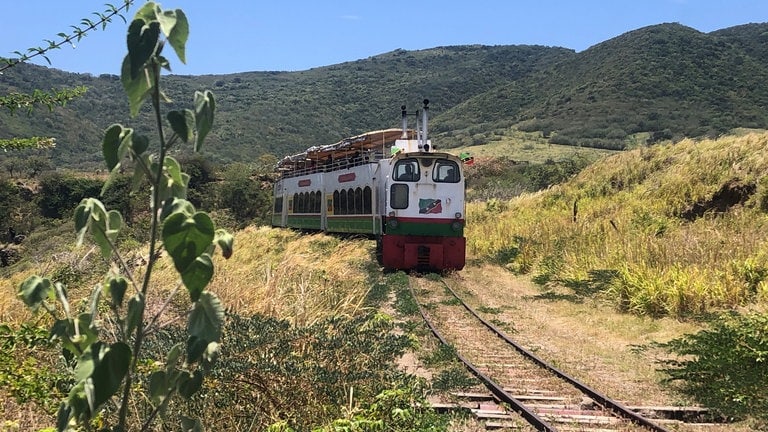 Zug auf uns zukommend im Osten der Insel