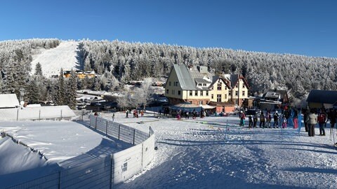 Die Sonne scheint auf die mit Schnee bedeckten Skipisten in Unterstmatt.