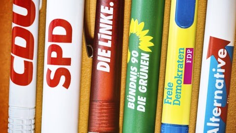 Kugelschreiber mit Logos der Parteien - So haben sich die Mitgliederzahlen entwickelt
