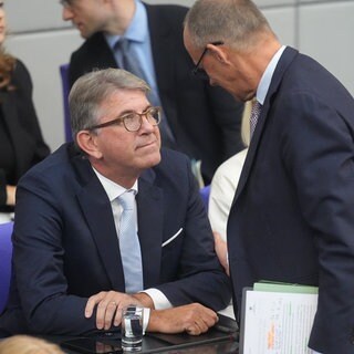 Kulturstaatsminister Wolfram Weimer während einer Haushaltsdebatte mit Bundeskanzler Friedrich Merz, September 2025 im Bundestag