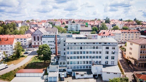 Die Schuhfabrik Carl Semler verlegt ihre Produktion von Pirmasens nach Ungarn.