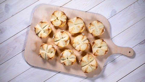 Die fertigen Osterpinzen - einfach gebacken nach dem traditionellen Rezept von Joachim Habiger, der für den Klassiker auf Hefeteig zu Ostern aus Österreich trockenhefe und Zitrusfrüchte verwendet.
