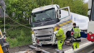 Mit einem Kran musste der Abschleppdienst den verunfallten Lkw auf der A6 aus dem Seitenstreifen ziehen