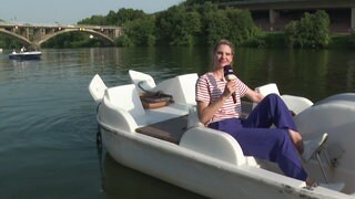 Frau sitzt in einem Tretboot auf der Mosel
