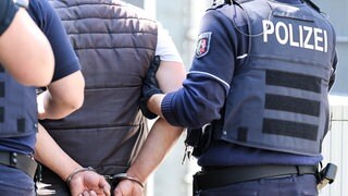 Die Polizei hat in NRW fünf Männer verhaftet. Sie sollen unter anderem eine Frau aus Trier betrogen haben.