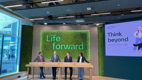 Vier Personen vom Pharmakonzern Boehringer Ingelheim stehen an einem Podium bei der Vorstellung der Bilanz 2024.