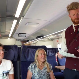 Quereinsteiger Zugbegleiter Marius Schebaum kontrolliert Zuggäste im ICE