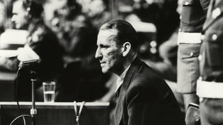 Ernst Kaltenbrunner im Zeugenstand beim Nürnberger Kriegsverbrecherprozess vor dem alliierten Militärtribunal 19451946 (undatierte Aufnahme)