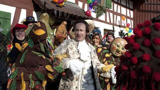 Franz Faller als Casanova verkleidet zwischen anderen Narren auf der STraße