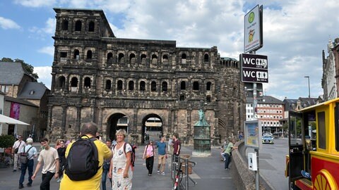 Die Porta Nigra lockt Touristen aus der ganzen Welt an.